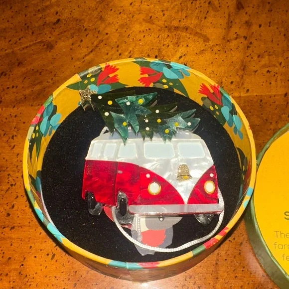 Erstwilder Seasonal Delivery Brooch - Picture 2 of 2